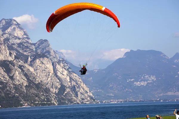意大利 在一个湖上25 2016 受欢迎的滑翔伞 2016 意大利 爱尔兰 威尼斯 — 图库照片