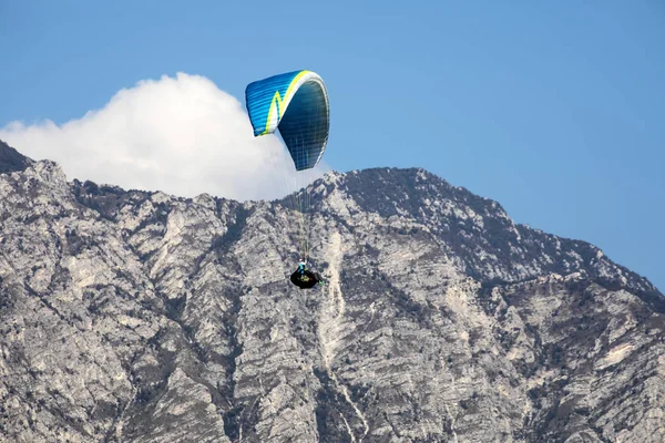 Lago Garda Italien September 2016 Beliebtes Paragliding Über Einem See — Stockfoto