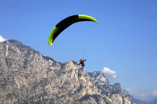 Lago Garda Italien September 2016 Beliebtes Paragliding Über Einem See — Stockfoto