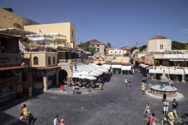 Rohdes, Geece 11 Haziran. 2013, liman, 11 Haziran 2013, Rodos, Yunanistan'ın girişinde heykeller    