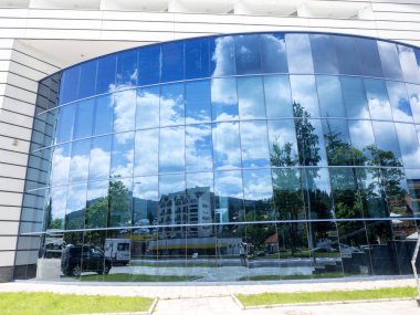  Bir büyük, kuzeydoğu, Romanya binanın cam yansıması 