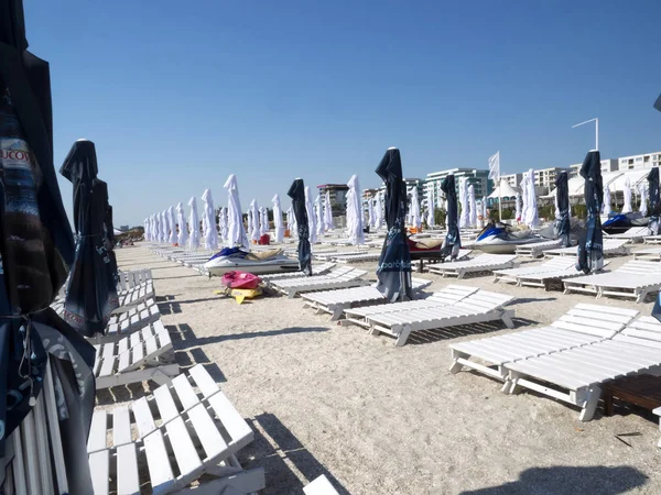 Praia Vazia Com Guarda Sóis Espreguiçadeiras Mamaia Roménia — Fotografia de Stock