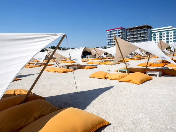 Leerer Strand Mit Sonnenschirmen Und Liegestühlen Mamaia Rumänien — Stockfoto