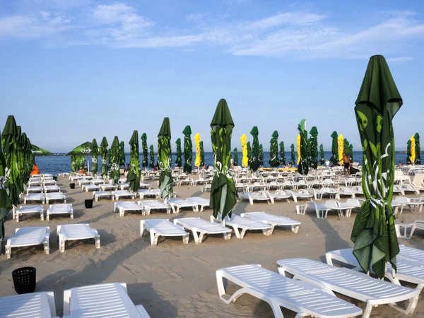 Leerer Strand Mit Sonnenschirmen Und Liegestühlen Mamaia Rumänien — Stockfoto