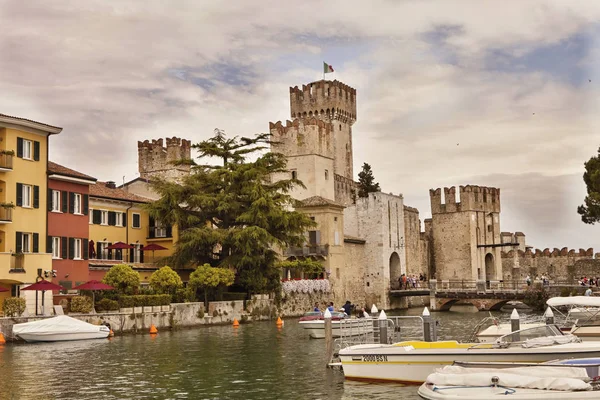 Castle Sirmione Várárok Olaszország — Stock Fotó