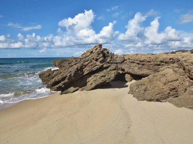 Rüzgar ve deniz kıyısında, Sardinya, İtalya aşınmış