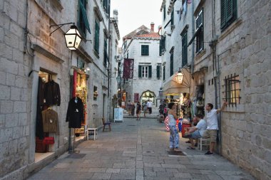  Dubrovnik'in sokak bir restoranda tablolar. Dubrovnik, Hırvatistan