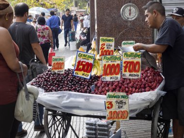  sokakta, Santiago de Chile meyve satıyor,   