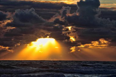 Güneşin bulutların Kıbrıs deniz eleme