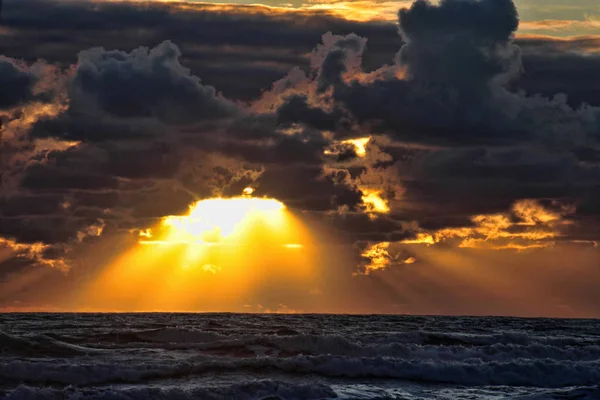 Güneşin bulutların Kıbrıs deniz eleme