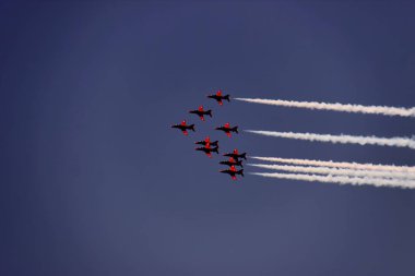 Gökyüzü şekiller, Kıbrıs oluşturmak uçak kırmızı oklar