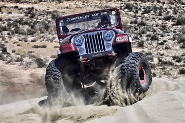 Limassol, Kıbrıs - 11 Temmuz. 2010: bir vahşi binmek kum tepelerini off-road arabalar. 11 Temmuz 2010 tarihinde Limasol, Kıbrıs için