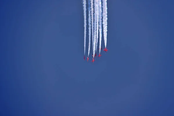 Avión Flechas Rojas Creando Las Formas Del Cielo Chipre —  Fotos de Stock