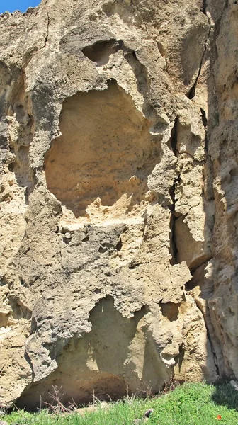 塞浦路斯沿岸的裂缝岩石 — 图库照片