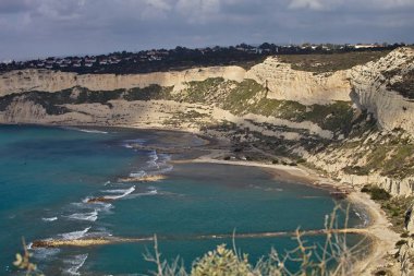 kireçtaşı kayalıklarla yarımadanın Akrotiri, Kıbrıs