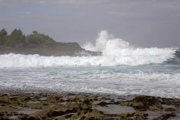 Fale Burzliwym Morzu Pobliżu Wyspy Lembongan Indonezja — Zdjęcie stockowe