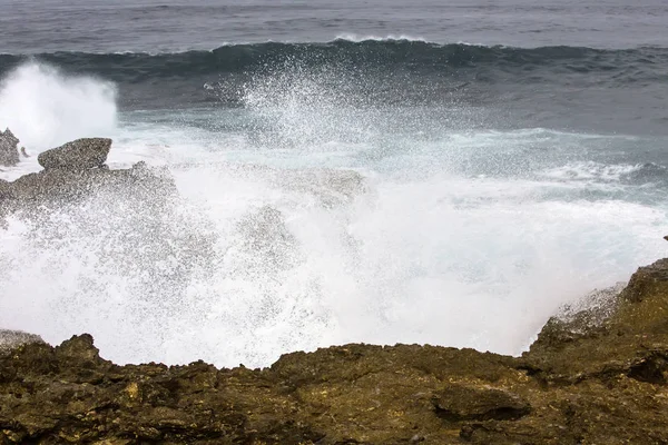 Dalgalar halinde çalkantılı denize yakın Lembongan Adası, Endonezya
