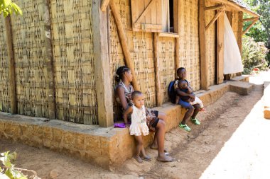 Bebeğim, Madagaskar 6 kadınla