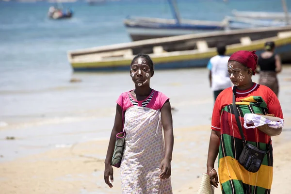 Amoronia Orange Coast, Madagaskar, Ekim 29.2016, yerli kızlar süslemeleri onların yüzleri, Amoronia portakal Sahili, Madagaskar, 29 Ekim. 2016, 