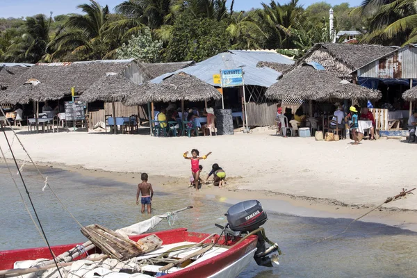 Niñas Aborígenes Decoran Sus Rostros Amoronia Costa Naranja Madagascar — Foto de Stock