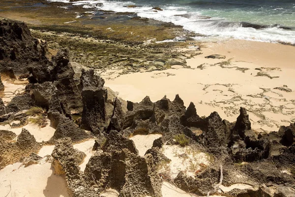 Defne Amoronia Hint Okyanusu Turuncu Koyu Madagaskar Kuzeyinde Keskin Kayalar — Stok fotoğraf