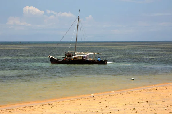 船在风景如画的海湾印度洋 Nosi 马达加斯加 — 图库照片
