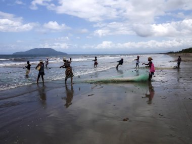 Antsiranana, Madagascar Ekim 19.2016 Yerli balıkçılar ağlar, 19 Ekim çekin. 2016, Antsiranana, Madagaskar