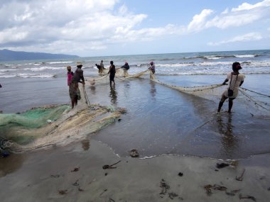 Antsiranana, Madagascar Ekim 19.2016 Yerli balıkçılar ağlar, 19 Ekim çekin. 2016, Antsiranana, Madagaskar