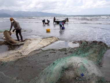 Antsiranana, Madagascar Ekim 19.2016 Yerli balıkçılar ağlar, 19 Ekim çekin. 2016, Antsiranana, Madagaskar