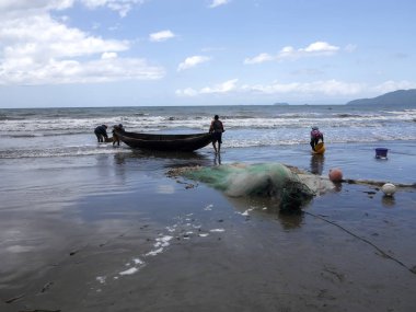 Antsiranana, Madagascar Ekim 19.2016 Yerli balıkçılar ağlar, 19 Ekim çekin. 2016, Antsiranana, Madagaskar
