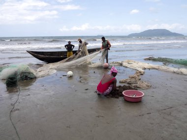 Antsiranana, Madagascar Ekim 19.2016 Yerli balıkçılar ağlar, 19 Ekim çekin. 2016, Antsiranana, Madagaskar