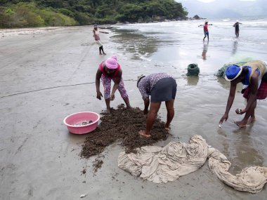 Antsiranana, Madagascar Ekim 19.2016 Yerli balıkçılar ağlar, 19 Ekim çekin. 2016, Antsiranana, Madagaskar