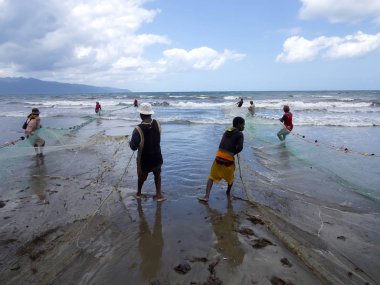 Antsiranana, Madagascar Ekim 19.2016 Yerli balıkçılar ağlar, 19 Ekim çekin. 2016, Antsiranana, Madagaskar