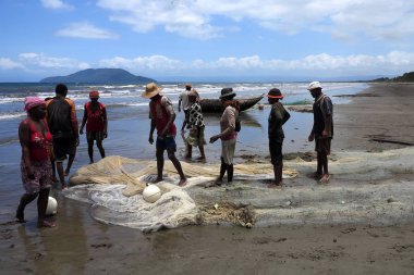 Antsiranana, Madagascar Ekim 19.2016 Yerli balıkçılar ağlar, 19 Ekim çekin. 2016, Antsiranana, Madagaskar