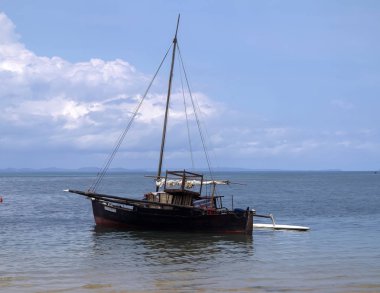 Meraklı olmak, Madagaskar, Kasım 2.2016, gemi bir pitoresk defne Hint Okyanusu, Nosi olmak, Madagaskar, 2 Kasım. 2016, 