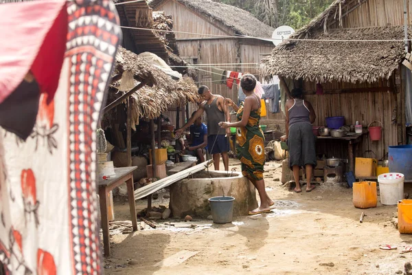 Mujer Saca Agua Los Pozos Nosi Madagascar — Foto de Stock