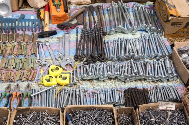    Ana yol, çevre Antsohihy, pazarlamacı patates, Madagaskar pazarda  