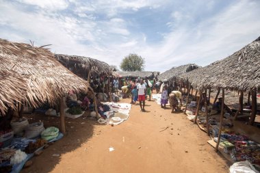 Antosohily Madagascr, Kasım 4.2016, renkli pazarları ana yol, çevre Antsohihy, Antsohihy, Madagaskar 4th Kasım 2016