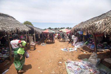 Antosohily Madagascr, Kasım 4.2016, renkli pazarları ana yol, çevre Antsohihy, Antsohihy, Madagaskar 4th Kasım 2016