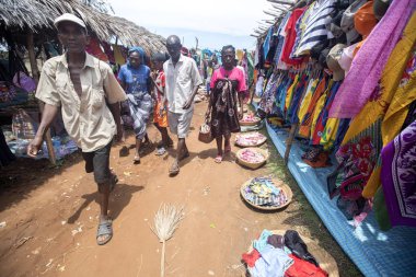 Antosohily Madagascr, Kasım 4.2016, renkli pazarları ana yol, çevre Antsohihy, Antsohihy, Madagaskar 4th Kasım 2016