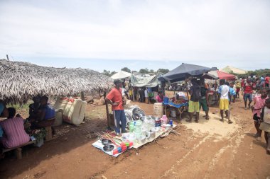 Antosohily Madagascr, Kasım 4.2016, renkli pazarları ana yol, çevre Antsohihy, Antsohihy, Madagaskar 4th Kasım 2016