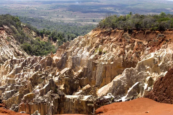 美丽的峡谷侵蚀沟的看法 在保护区黥基 Ankarana 马达加斯加 — 图库照片