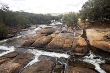 Kuru sezonunda taşlı nehir yatağında Madagaskar