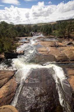 Kuru sezonunda taşlı nehir yatağında Madagaskar
