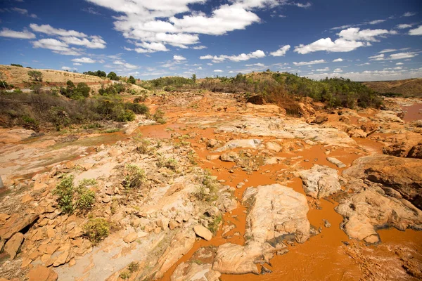 Ancho Lecho Del Río Betsiboka Enjuaga Suelo Rojo Después Fuertes — Foto de Stock