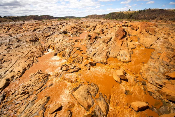 Ancho Lecho Del Río Betsiboka Enjuaga Suelo Rojo Después Fuertes — Foto de Stock