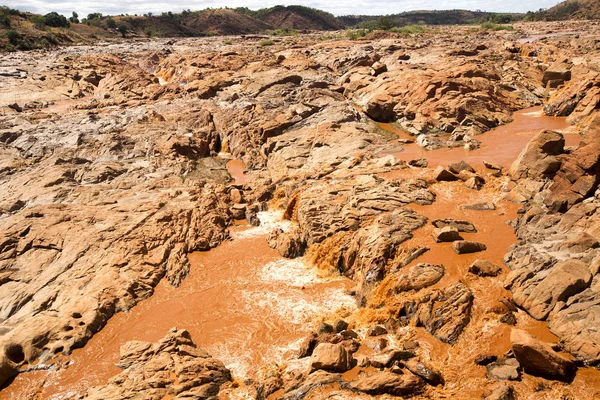 Ancho Lecho Del Río Betsiboka Enjuaga Suelo Rojo Después Fuertes — Foto de Stock