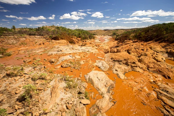 Ancho Lecho Del Río Betsiboka Enjuaga Suelo Rojo Después Fuertes — Foto de Stock