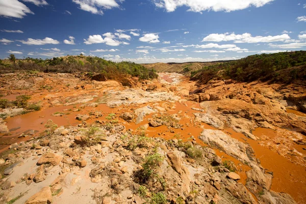 Ancho Lecho Del Río Betsiboka Enjuaga Suelo Rojo Después Fuertes — Foto de Stock