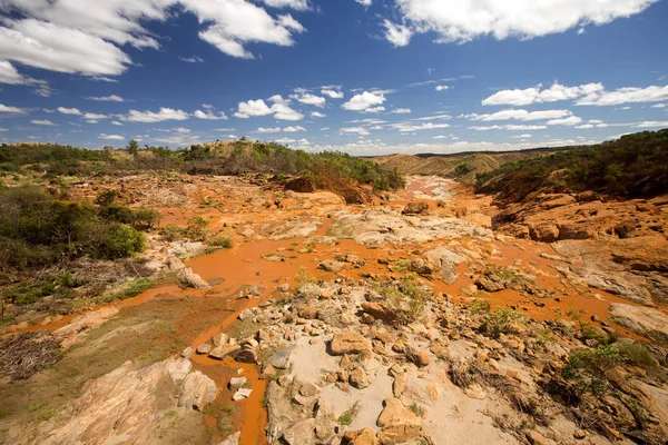 Ancho Lecho Del Río Betsiboka Enjuaga Suelo Rojo Después Fuertes — Foto de Stock